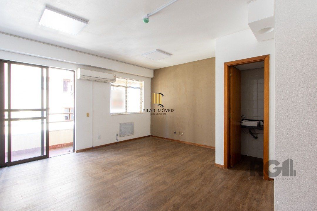 EXCELENTE SALA COMERCIAL, muito bem localizada no bairro Menino Deus, 01 banheiro, sacada e ar condicionado split, toda montada - Pilar Imóveis