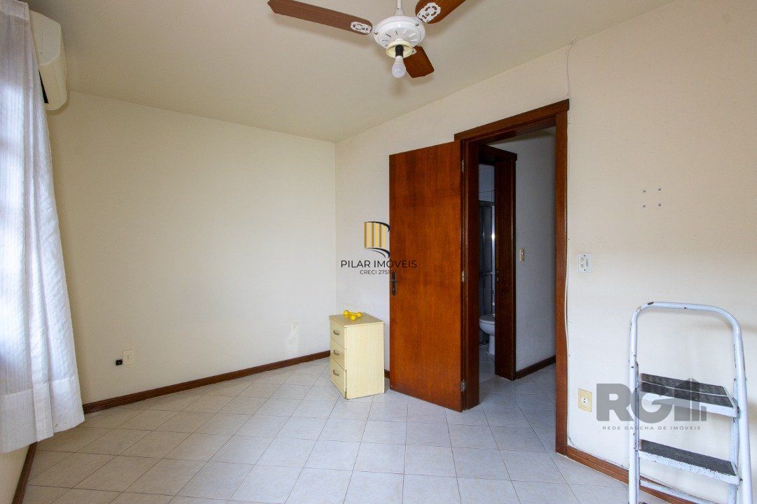 Casa em Condomínio na Zona Sul, no bairro Hípica, com 2 dormitórios, living para dois ambientes, cozinha mobiliada, lavabo