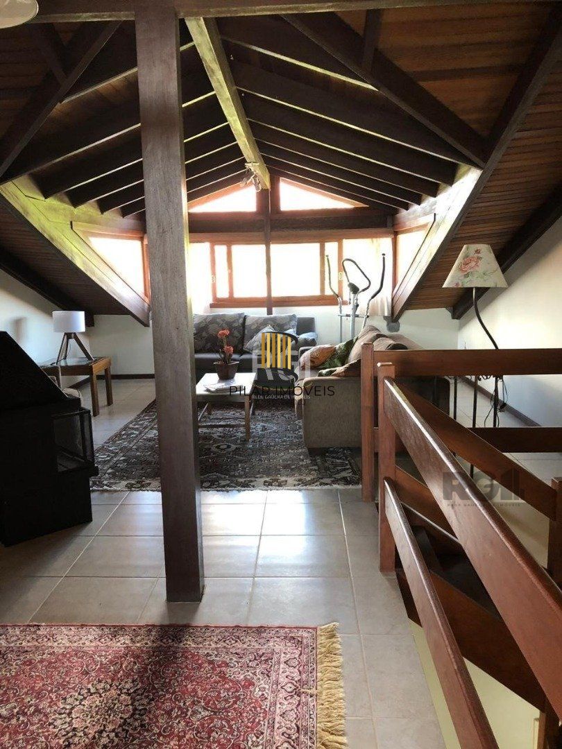 Casa residencial de 3 dormitórios sendo um uma suíte localizada no bairro Guarujá.