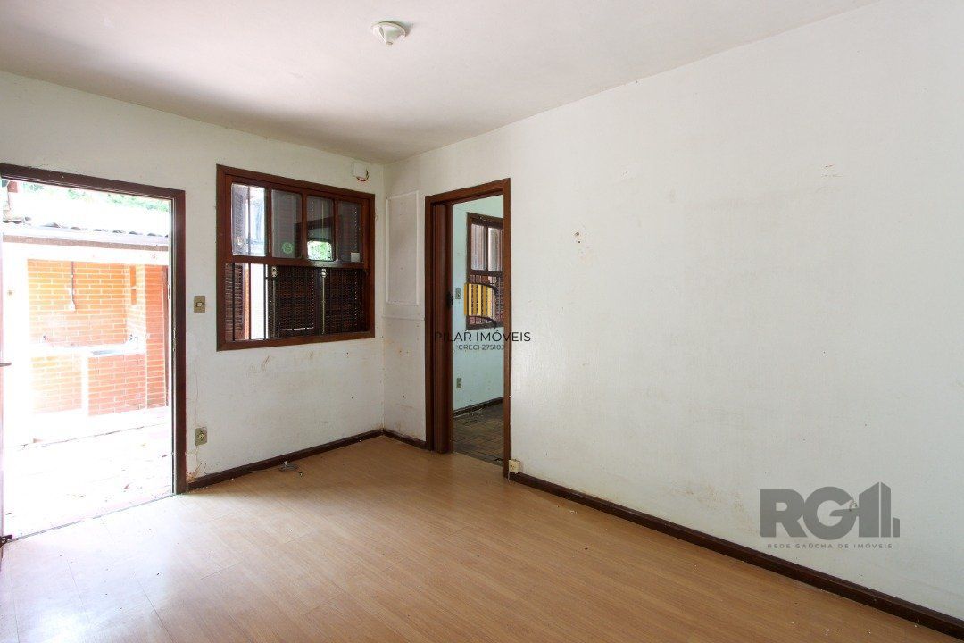 Casa mista com 4 dormitórios, 2 banheiros, 1 lavabo e 3 vagas a uma quadra da Av. Guaíba