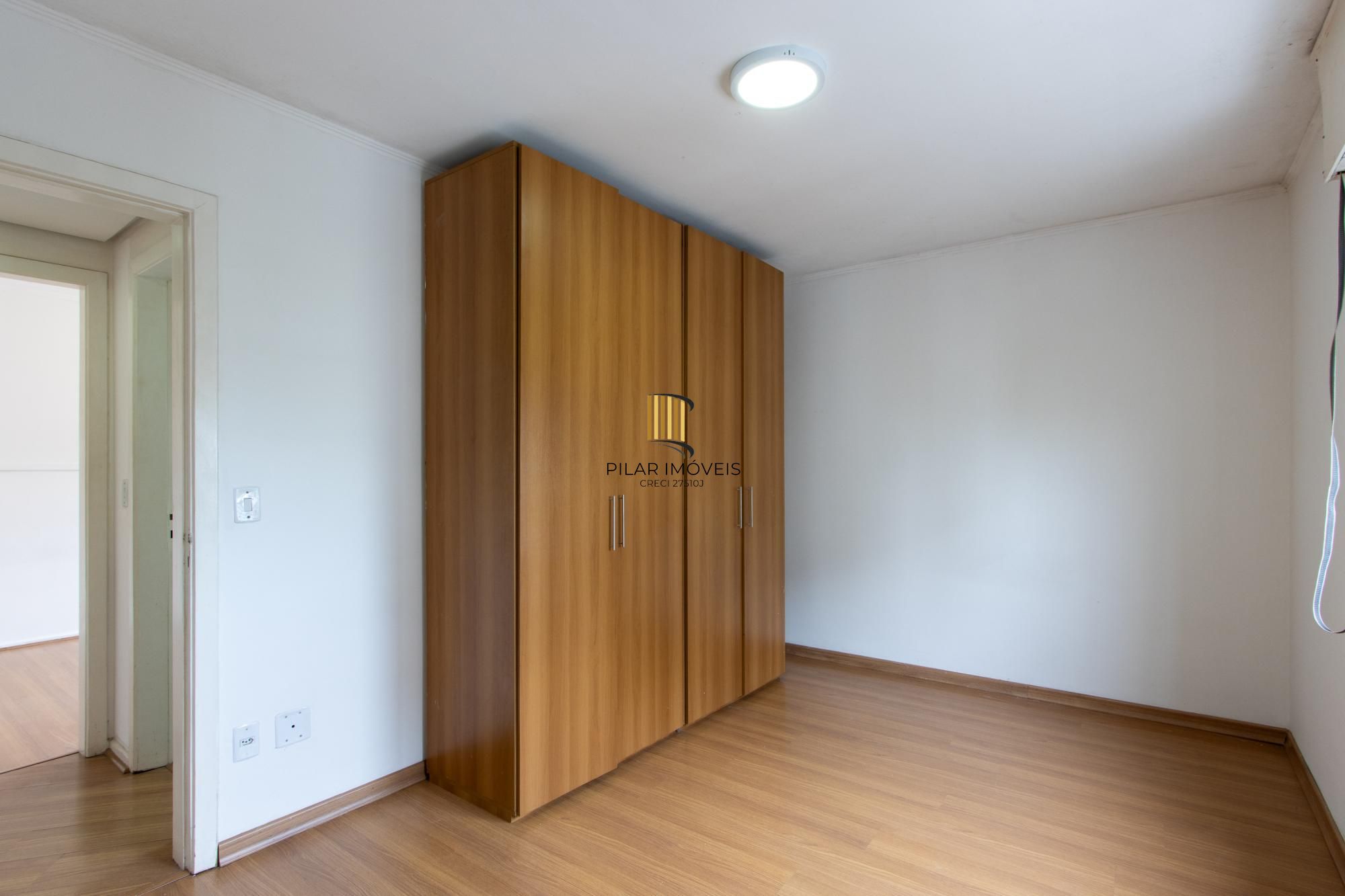 Cobertura com 137m², no Bairro Cristal, de 2 dormitórios, sento uma suíte, ampla sacada, churrasqueira, vista panorâmica, vaga coberta.