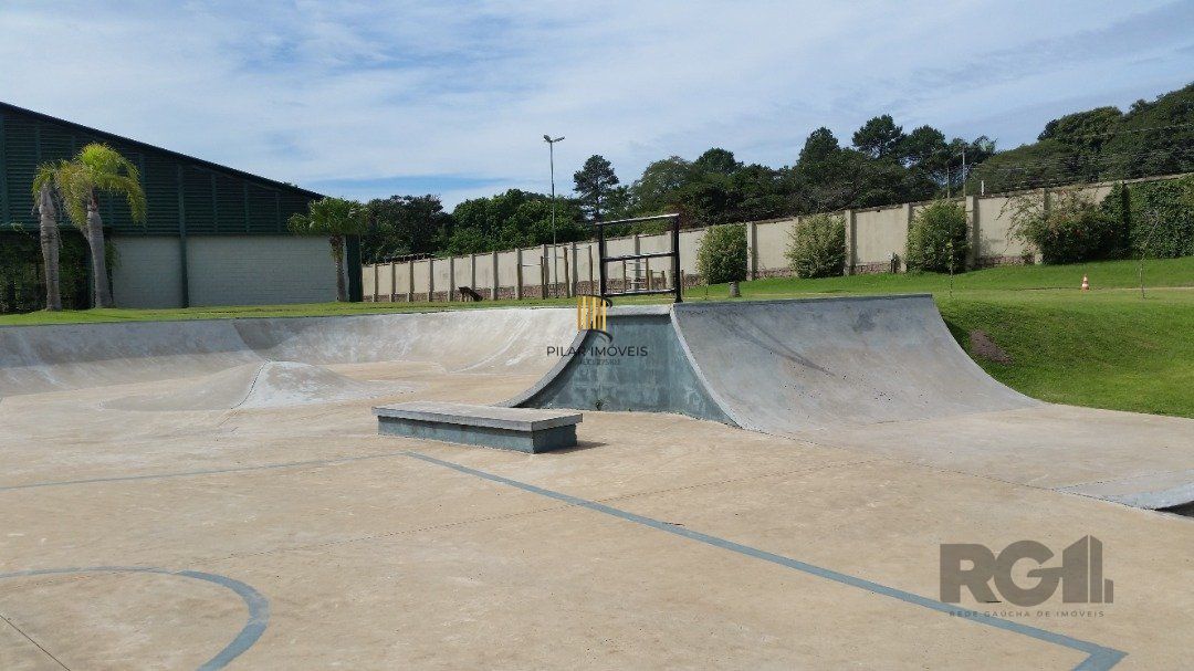 Casa em condomínio com pátio, piscina, 3 suítes e 2 vagas