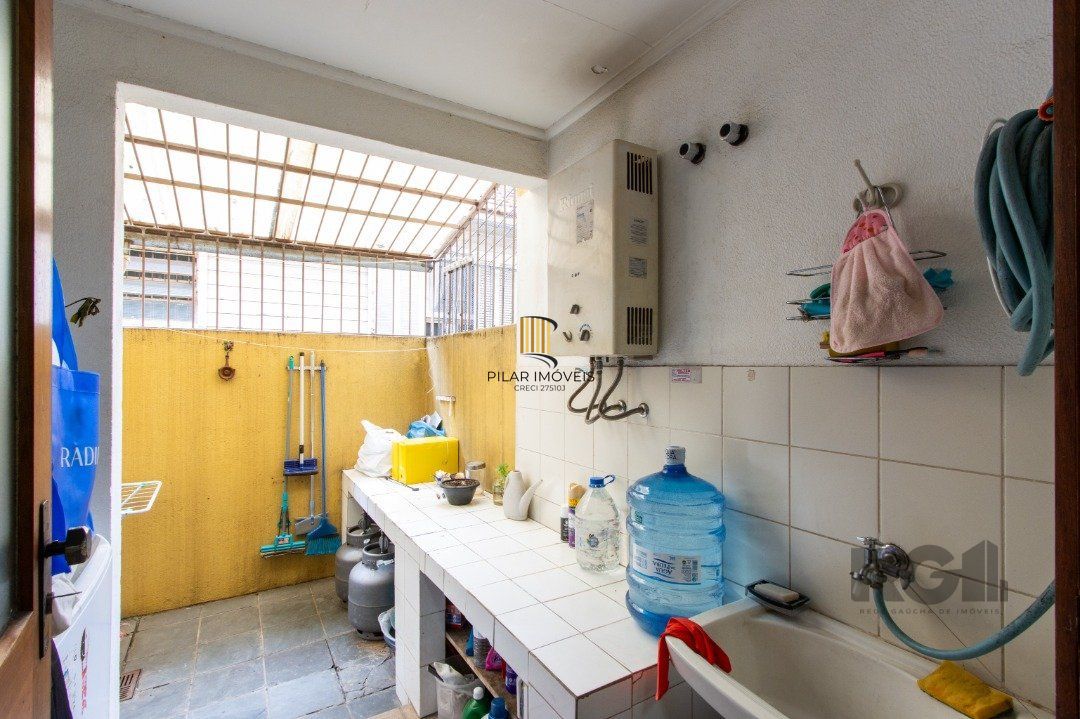 Casa de 3 dormitórios à venda na Tristeza - Zona sul de Poa.