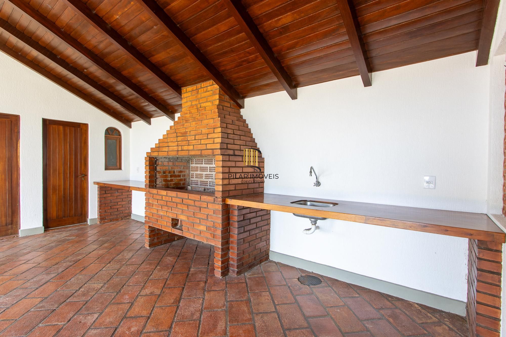 Casa com 2 dormitórios 3 banheiros. lareira e churrasqueira, e com arquitetura moderna.