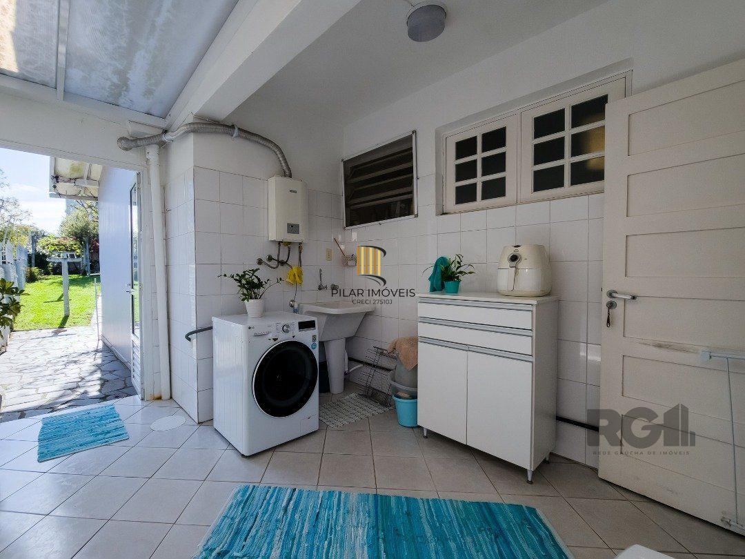 CASA TÉRREA REFORMADA, 3 QUARTOS, SUITE, PÁTIO - BAIRRO CRISTAL