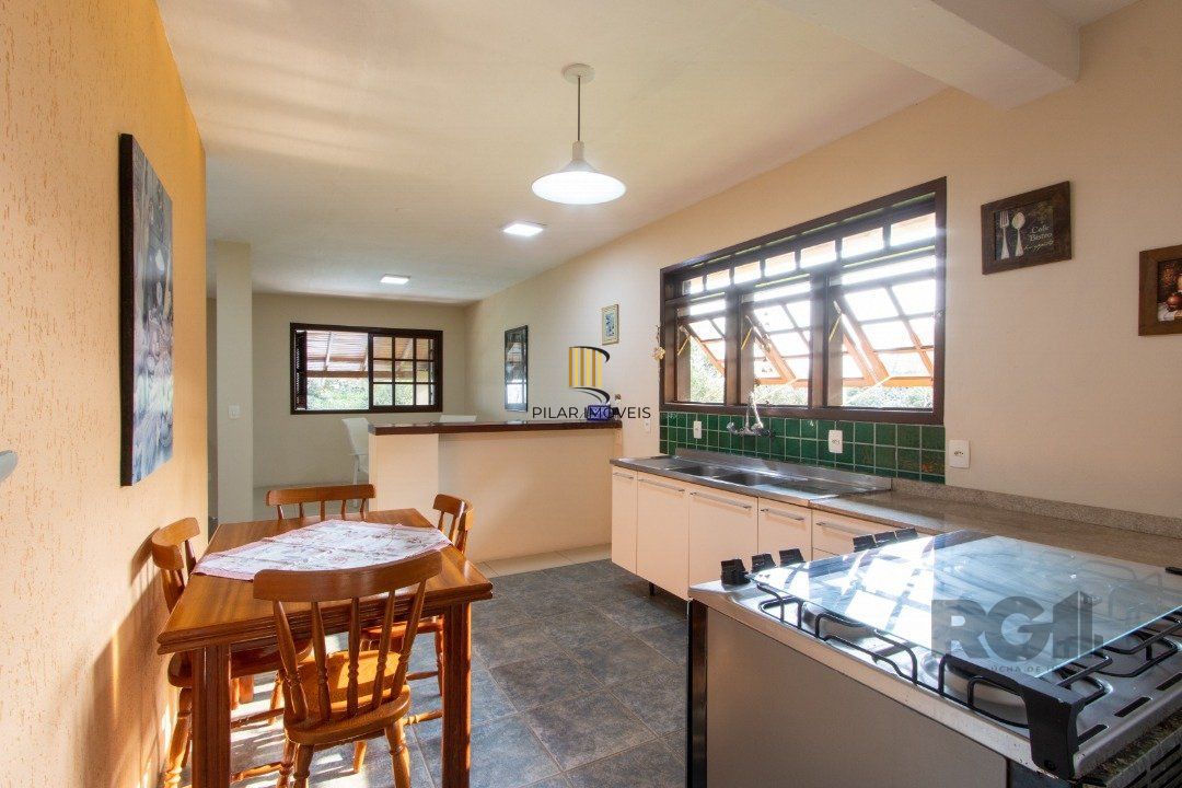 Casa para Venda - 220m², 3 dormitórios, sendo 2 suites, 5 vagas - Espirito Santo