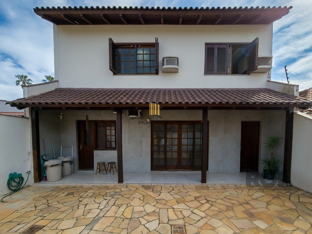 Casa 4 dormitórios no bairro Glória