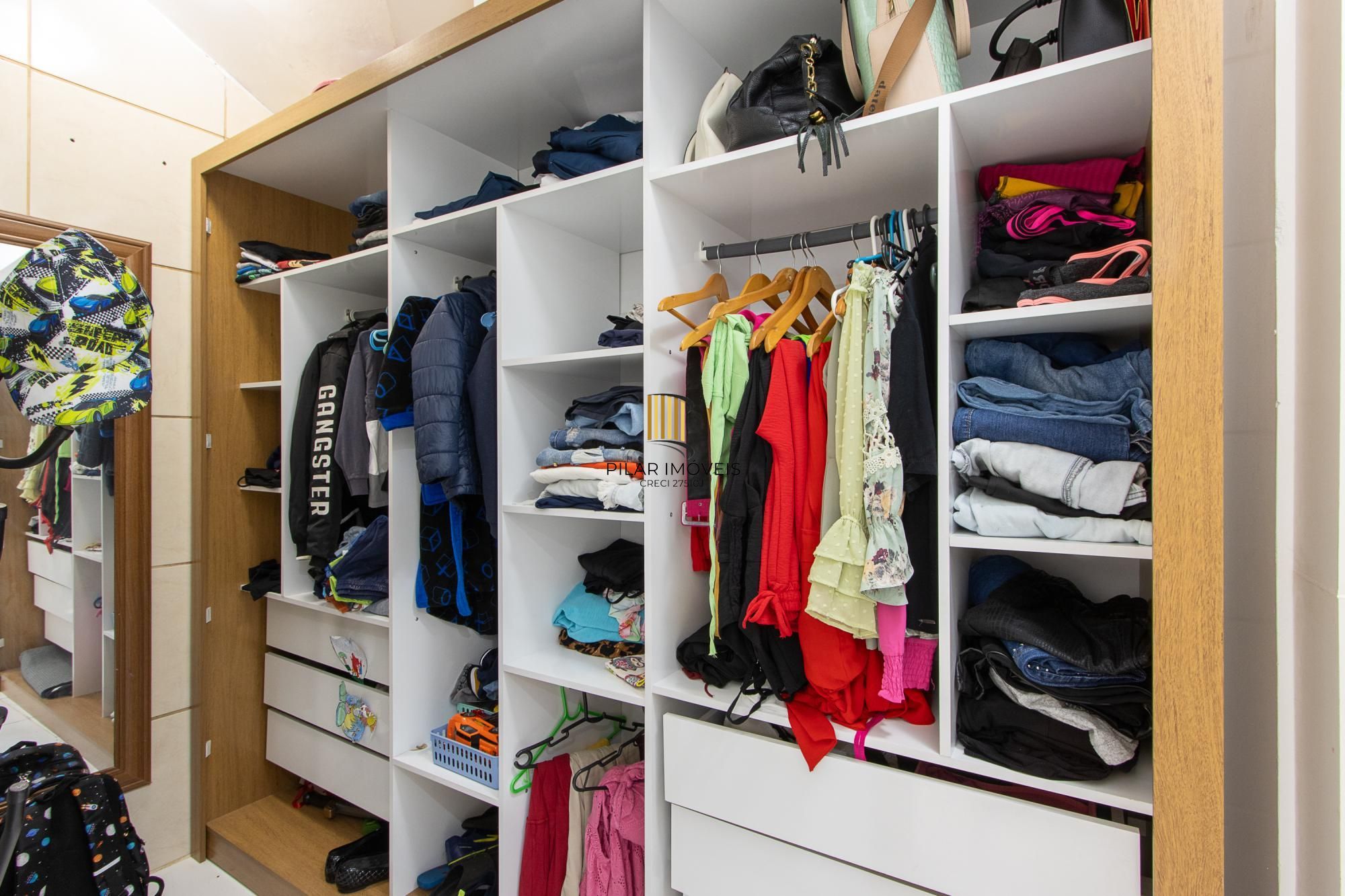 Casa de 4 dormitórios, 2 suítes, piscina, pátio e 2 vagas de garagem.