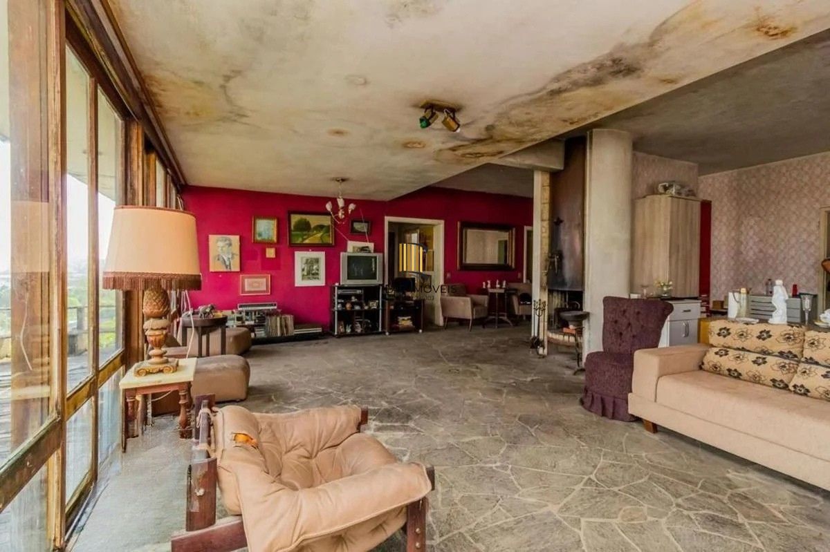 Casa com 5 dormitórios e 3 vagas no bairro Assunção