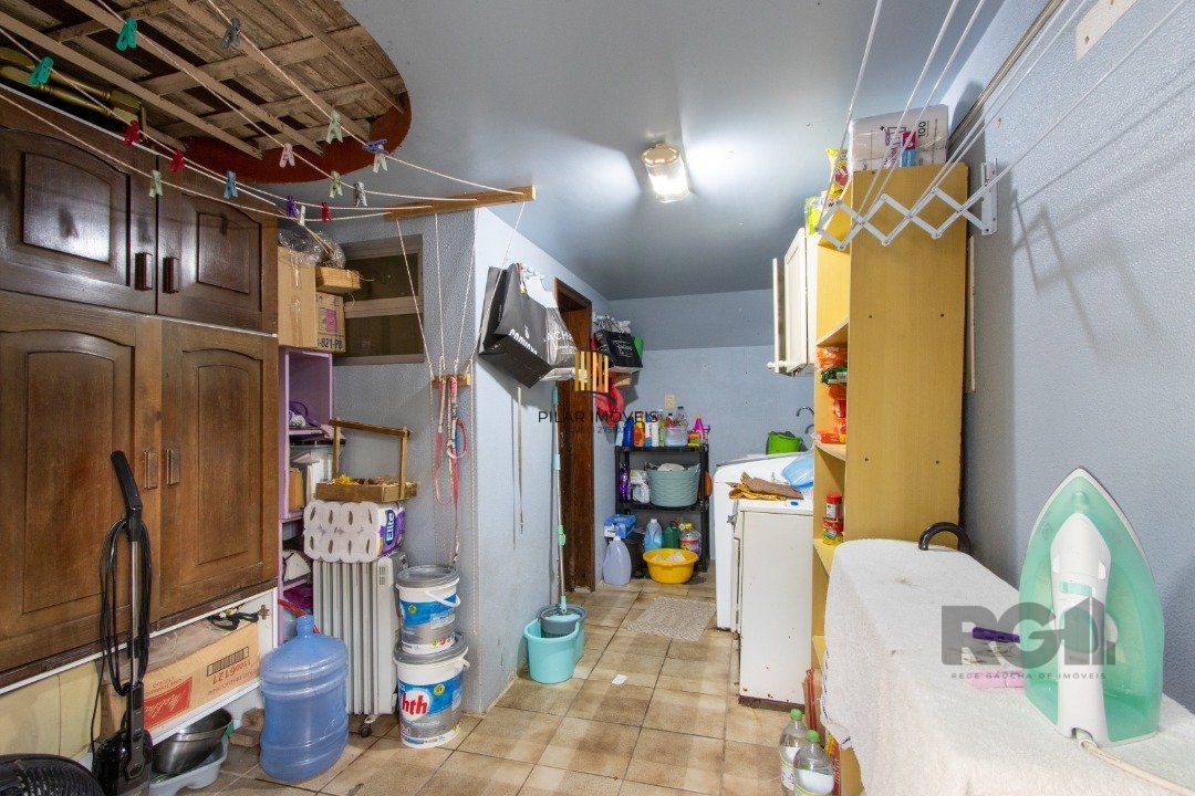 Casa no bairro Cristal, Possui 4 dormitórios, sendo 1suíte, closet e banheira de hidromassagem, com possibilidade de um podendo 1 dormitórios extra.