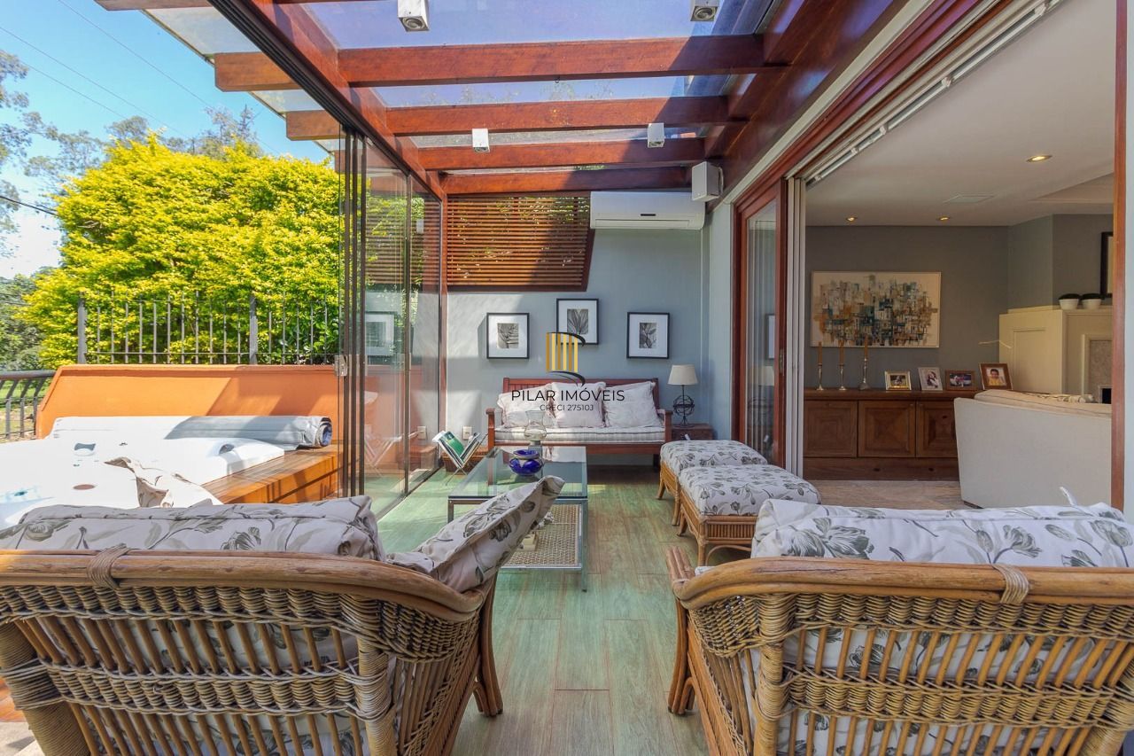 Casa em Condomínio com 487m² | 4 Dormitórios sendo 4 suítes, 3 vagas, no Bairro Três Figueiras, Porto Alegre