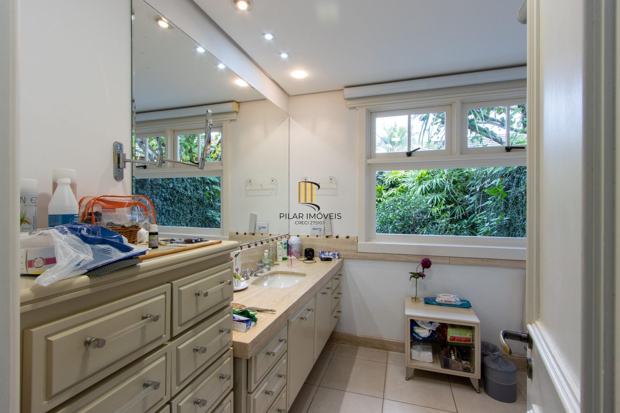 Casa térrea/2.371m2 de terreno no Condomínio Terra Ville, com fundo para o lago.