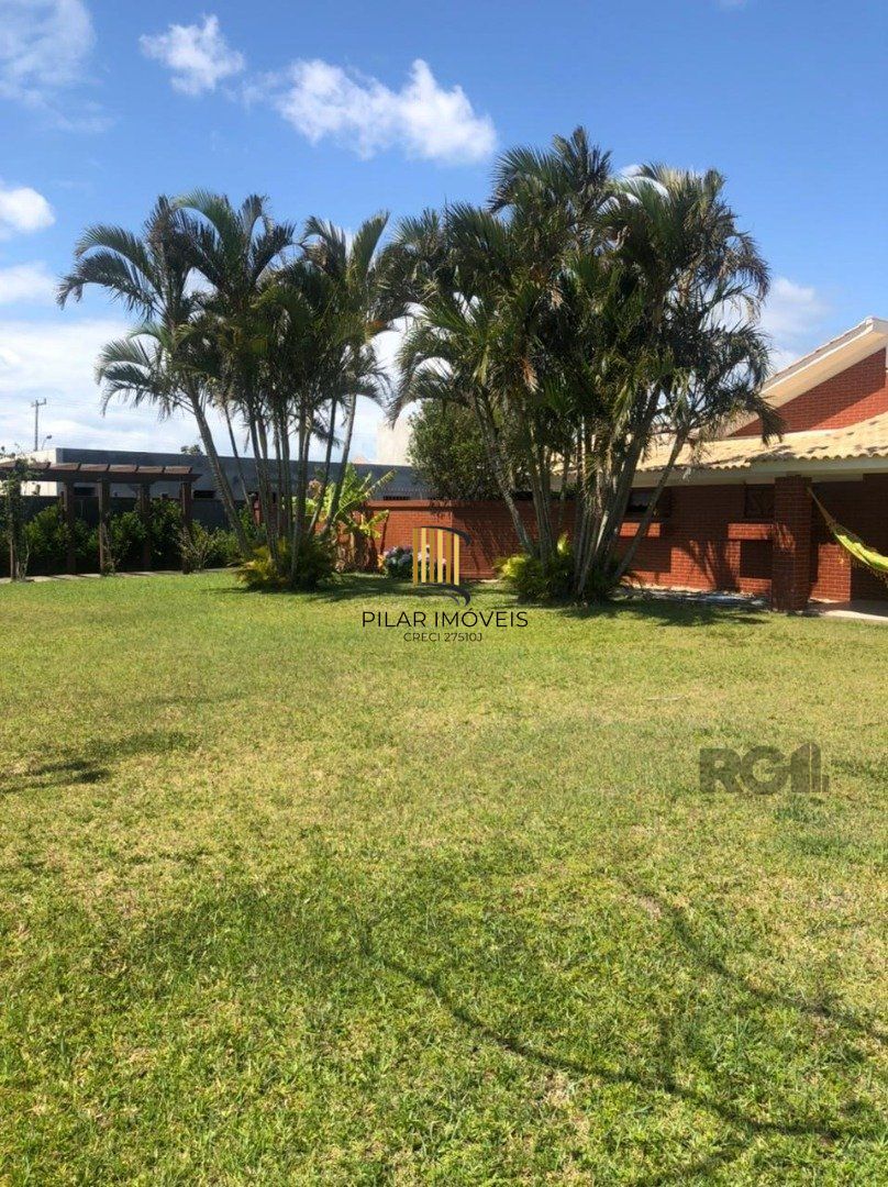 Espaçosa e acolhedora residência numas das esquinas em  charmosa rua de Atlântida, com imenso jardim, paisagismo, lareira,4 dormitórios, sendo  duas suítes.