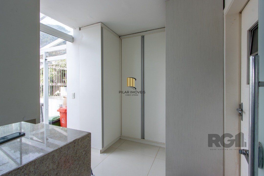 Casa em condominio . com 6 suites, sendo 3 suítes master com closet e hidro.