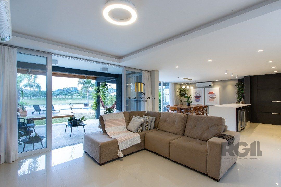 casa com  3 suítes no piso superior, mais 1 suíte no primeiro pavimento.