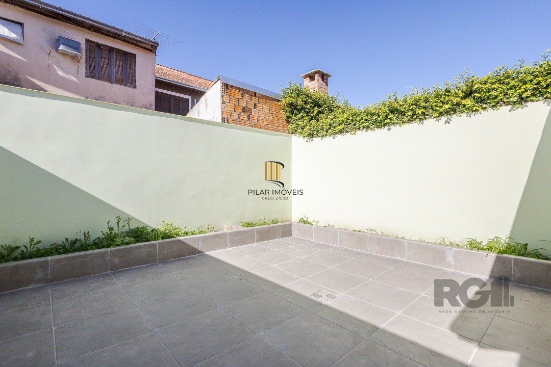 Casa 103m² - 3 dormitórios, 1 suíte, piscina, 2 vagas no bairro Hípica