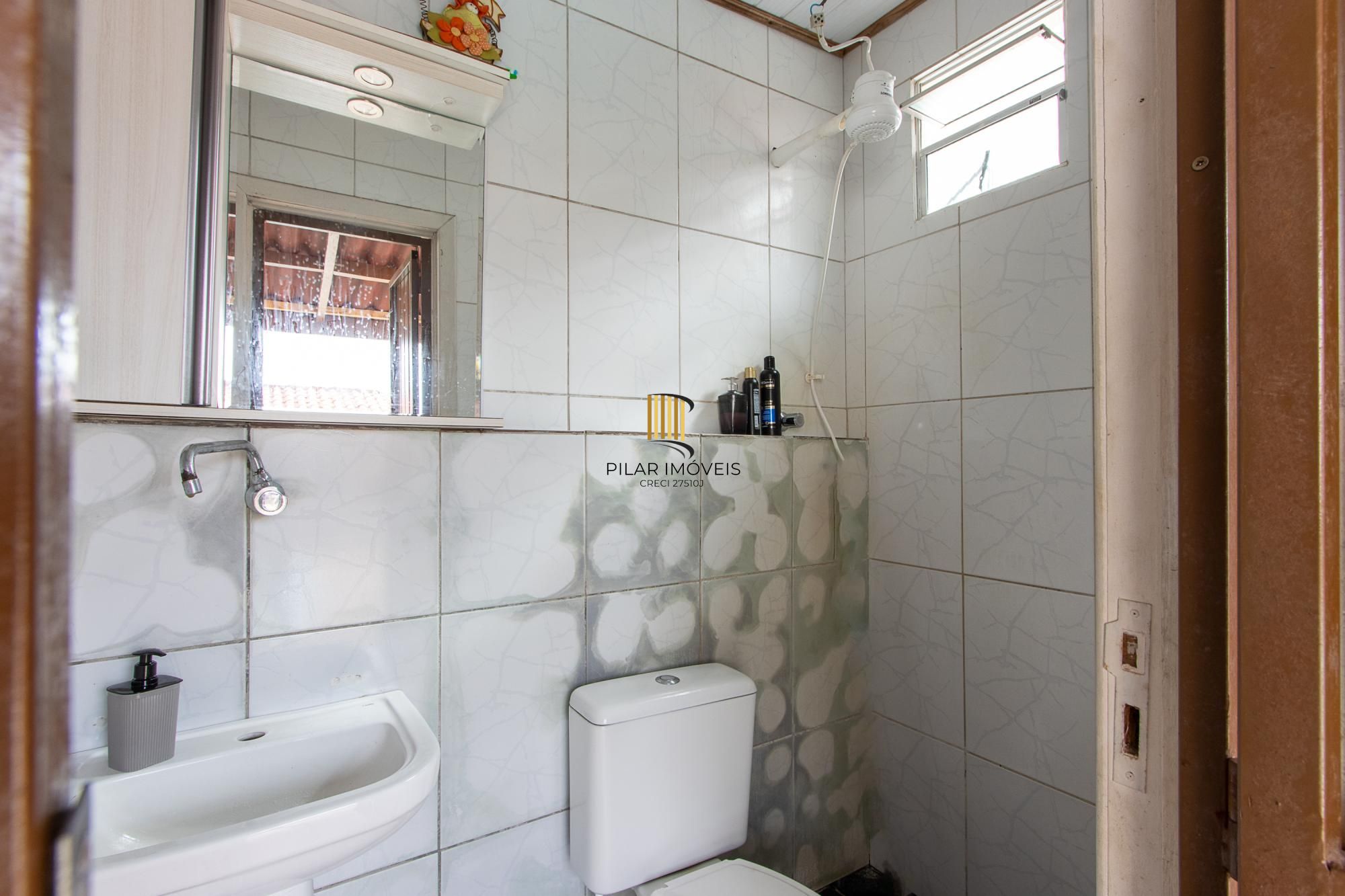 Casa de 4 dormitórios, 2 suítes, piscina, pátio e 2 vagas de garagem.