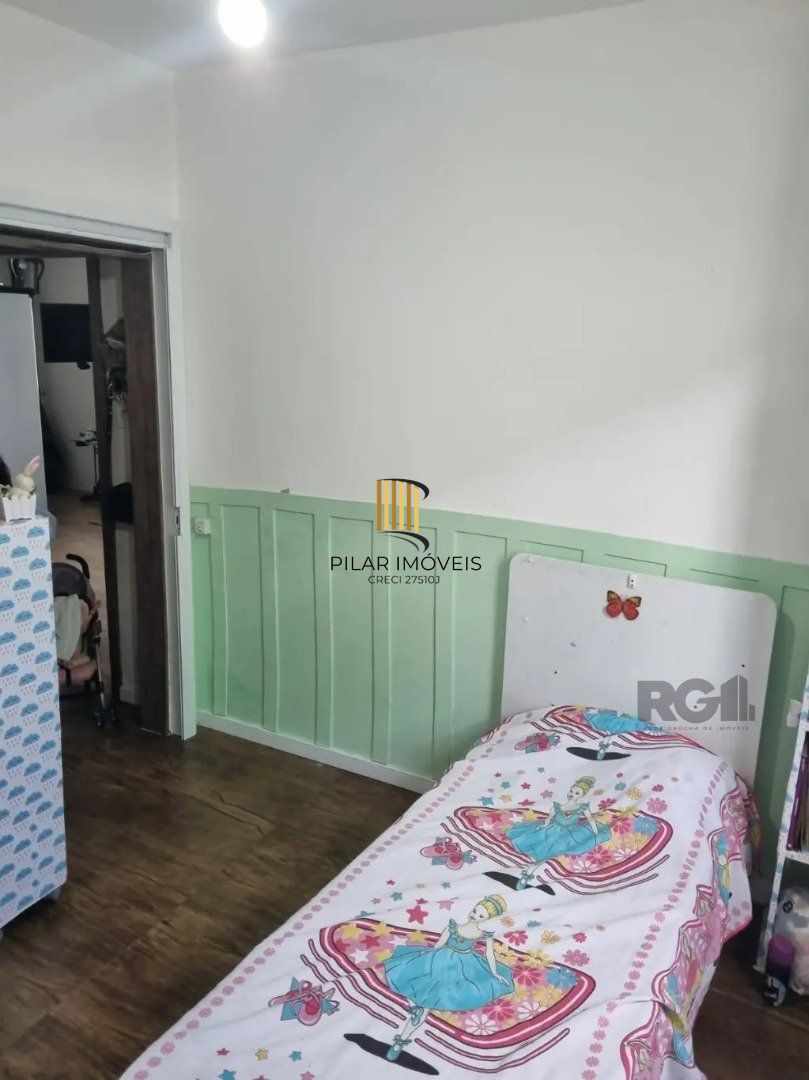 Casa térrea, 3 dormitórios, 1 suíte, living para 2 ambientes, cozinha, pátio, 2 banheiros e 4 vagas .