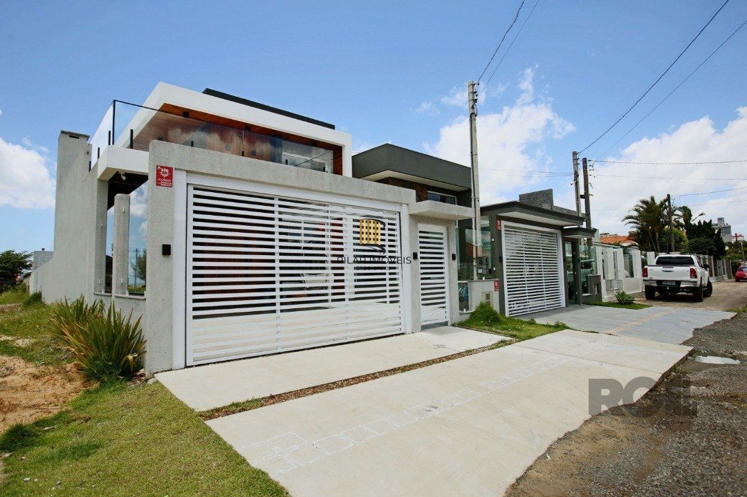 Casa 3 dormitórios no bairro Zona Nova
