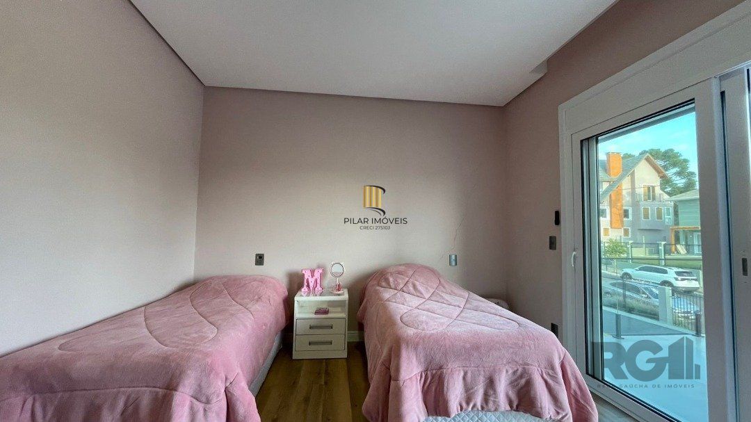Linda Casa Ampla com 3 Suítes Construída Recentemente em Condomínio no Bairro Nobre de Gramado