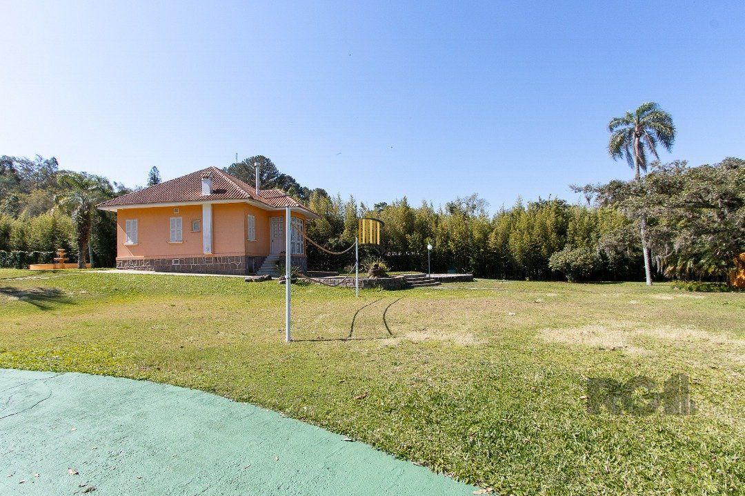 Terreno de 5.200m², rodeado pela natureza, possuindo 482m² de área construída