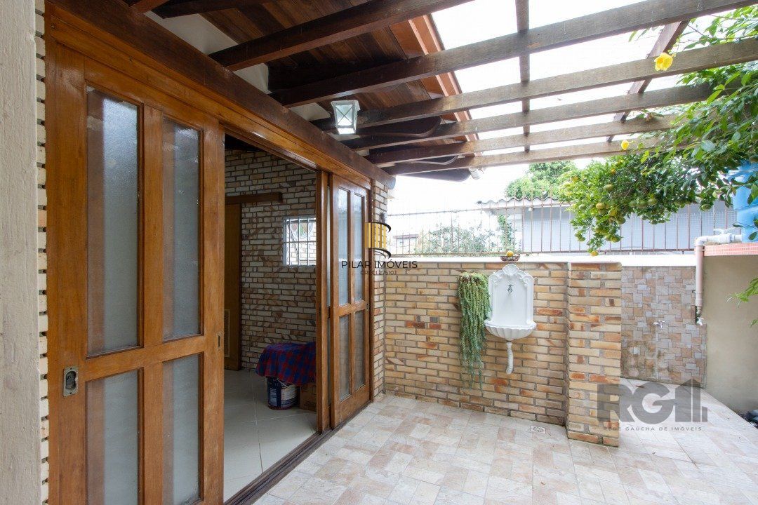 Casa 4 dormitórios no bairro Ipanema