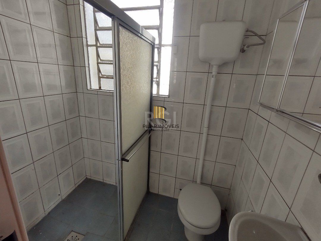 Casa à venda com 3 quartos, 1 vaga e pátio - Bairro Medianeira