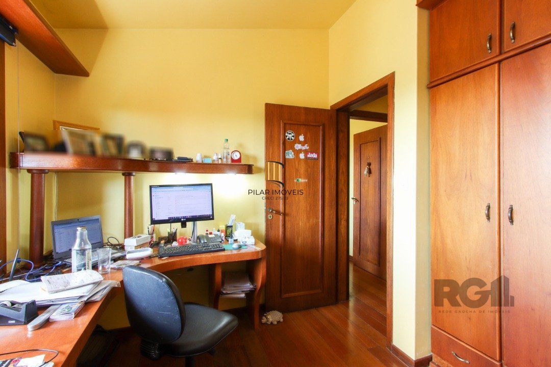 Casa com 4 dormitórios, sendo 1 suíte, com 2 vagas cobertas, no bairro Nonoai, Porto Alegre, RS