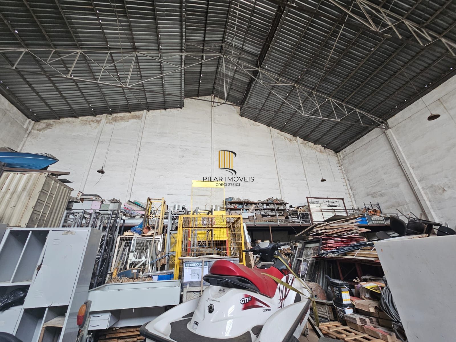 Pavilhão com 1036m2 próximo as Ferramentas Gerais