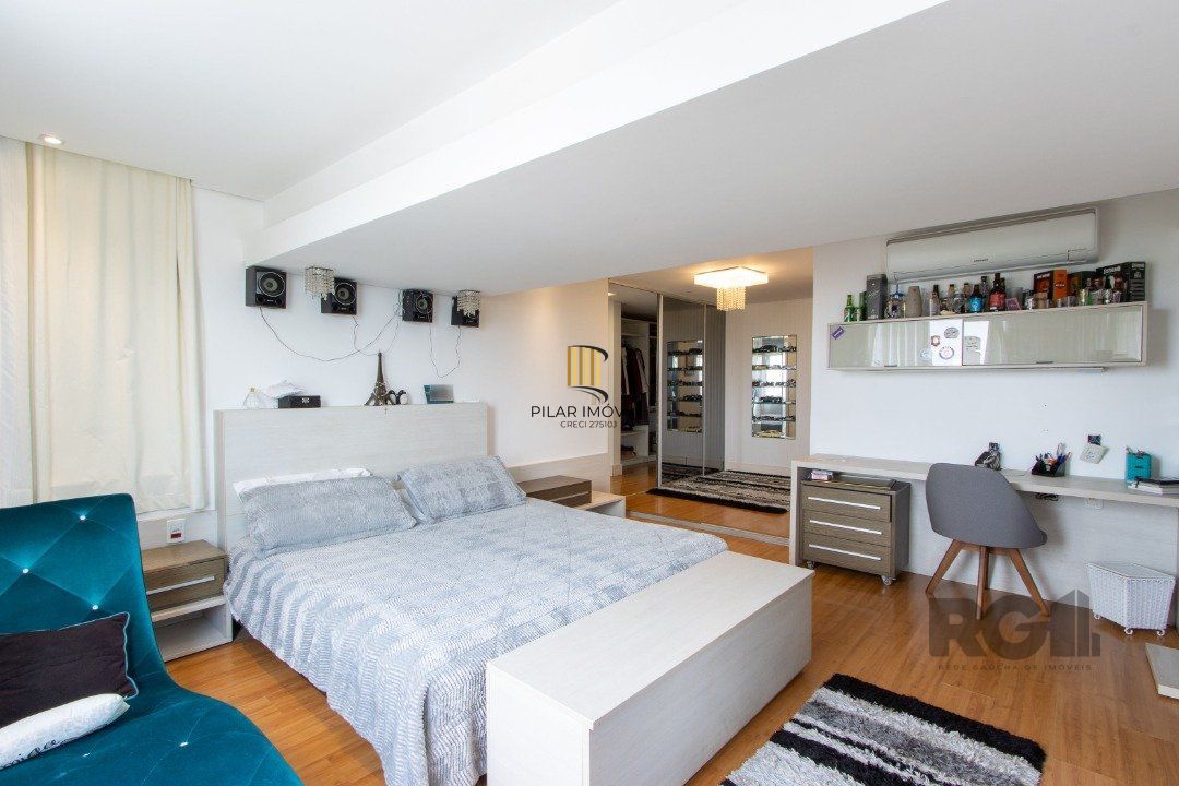 Casa em condominio . com 6 suites, sendo 3 suítes master com closet e hidro.