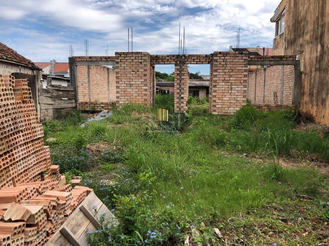 Terreno de 11x35 com projeto aprovado para duas casas de 167m2 com 3 dormitórios, amplo patio na frente e nos fundos.