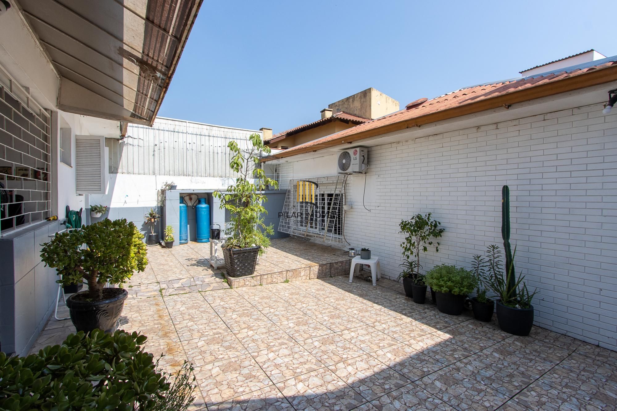 Linda casa totalmente reformada, 3 quartos (1 suite), 2 vagas cobertas - Bairro Nonoai