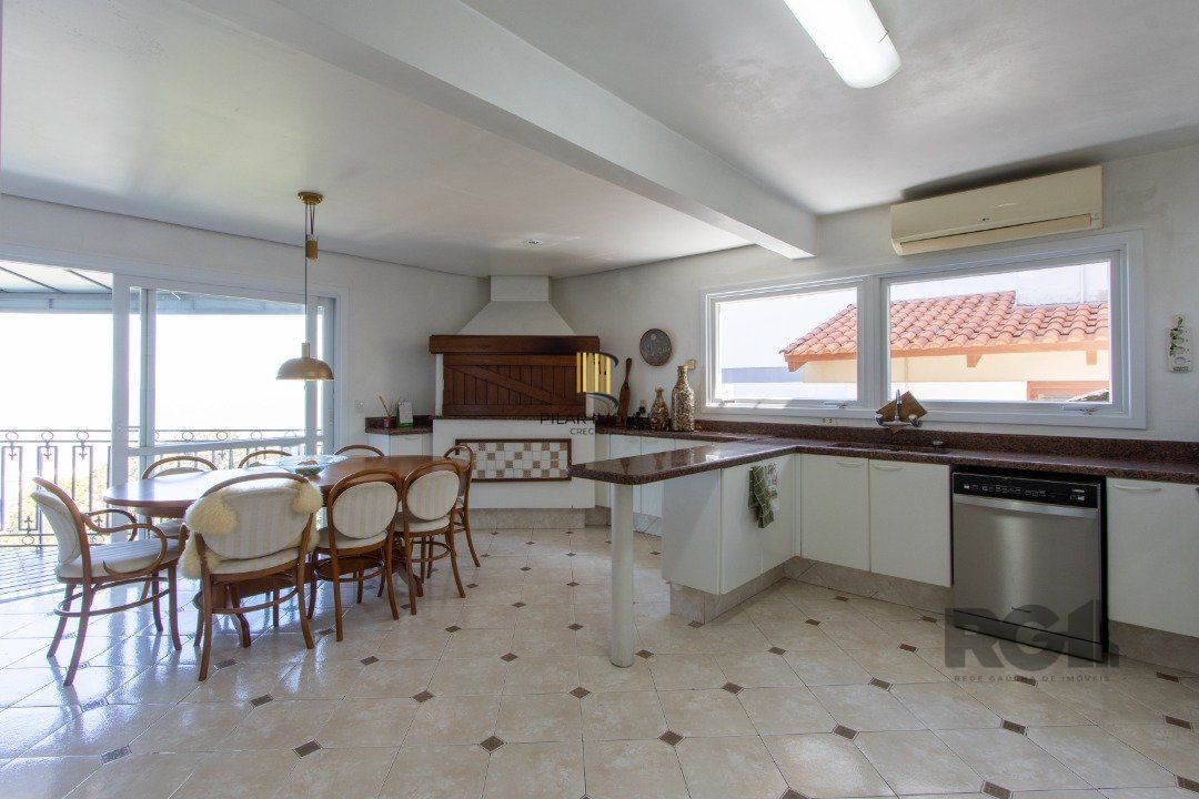 Casa deslumbrante vista do Guaiba, 3 dormitórios, sendo 1 suite master com closet e banheira de hidro com vista para o rio