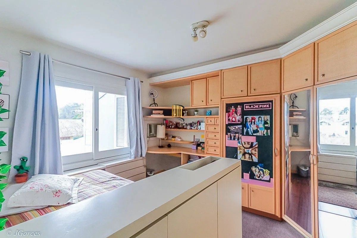 Casa em Condomínio à venda com 286m², 3 dormitórios, 1 suíte, 3 vagas, no bairro Jardim Isabel em Porto Alegre