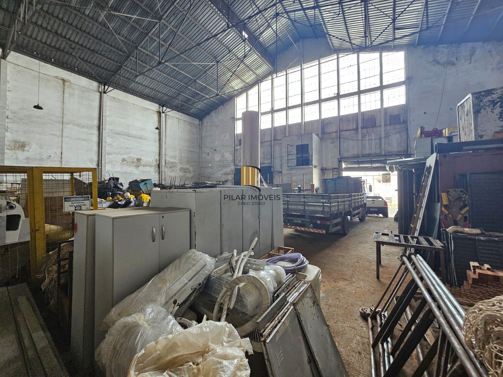 Pavilhão com 1036m2 próximo as Ferramentas Gerais