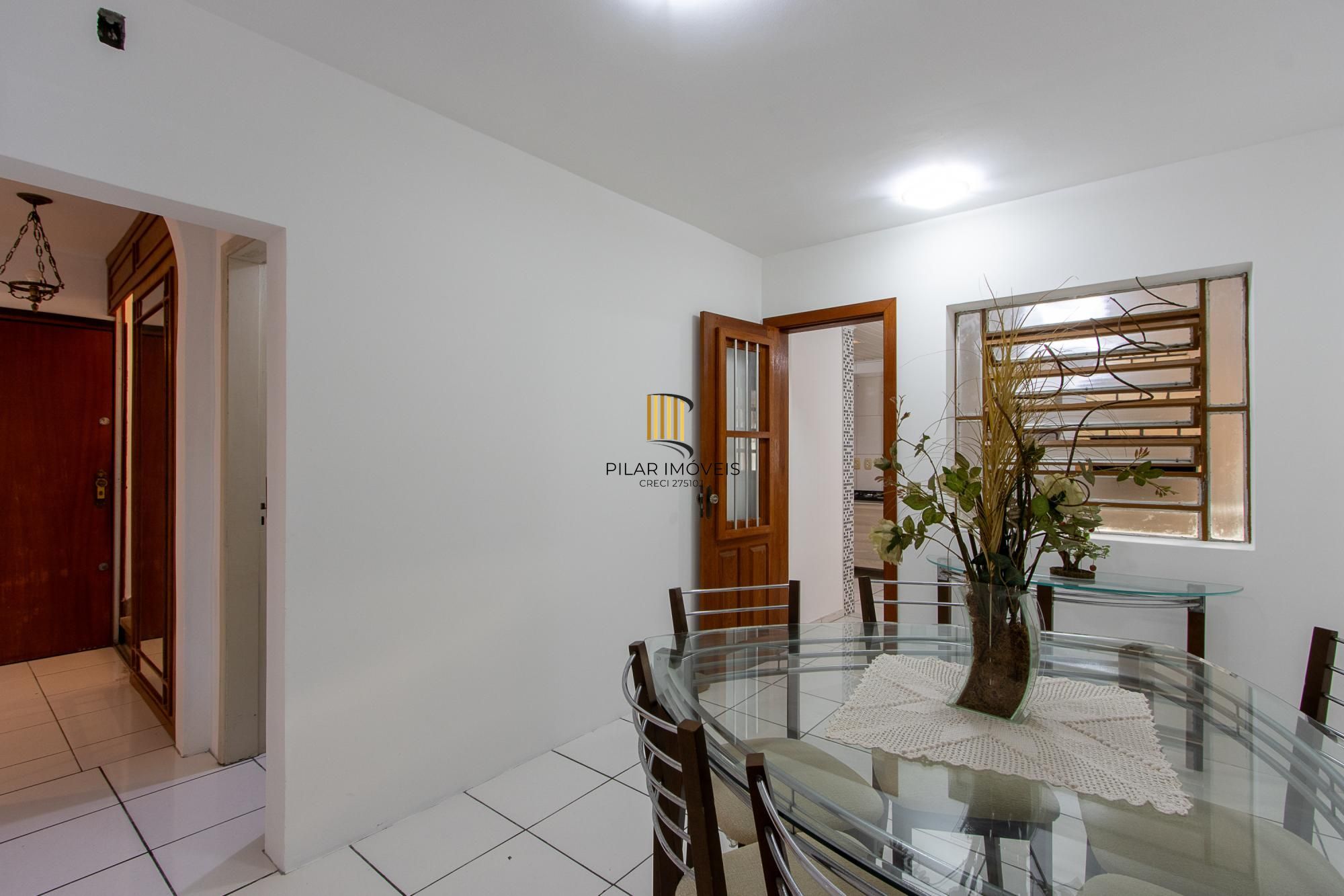 Casa de condomínio, 3 dormitórios, 1 suíte, 1 vaga coberta, no bairro Cristal.