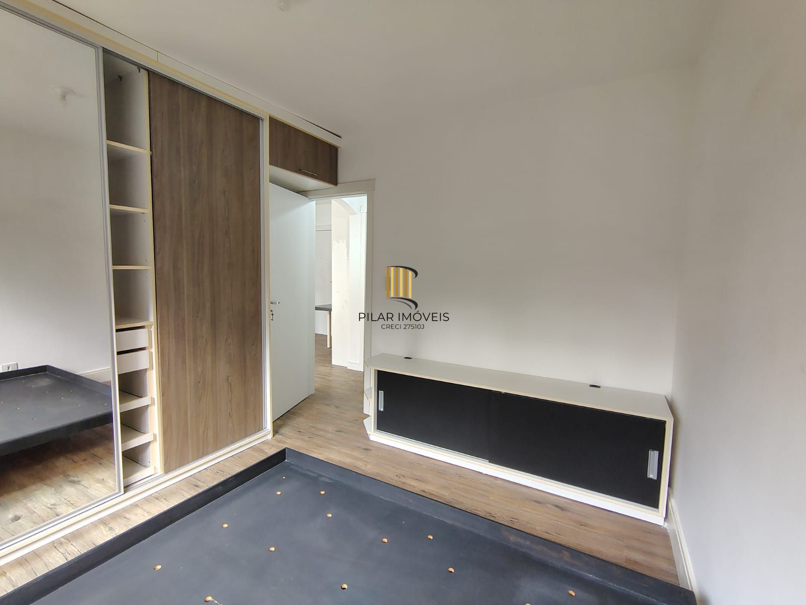 Apartamento de 1 dormitório, living, cozinha planejada, banheiro social.