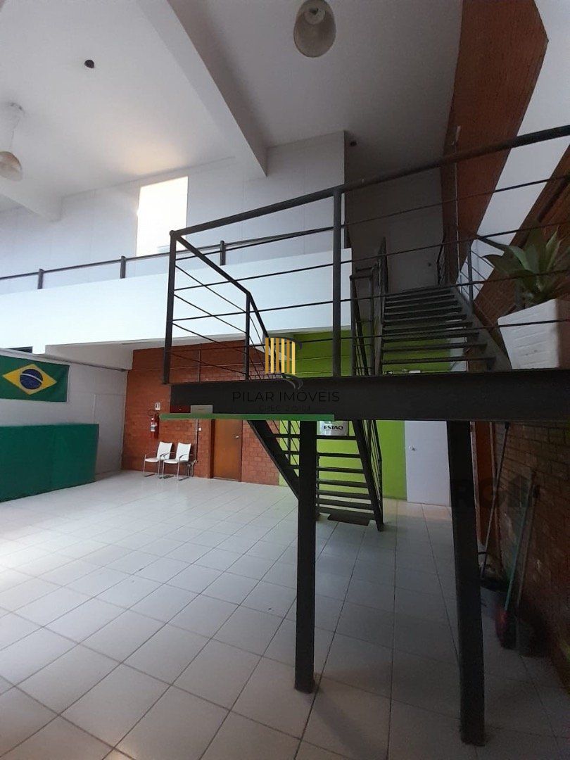 Prédio comercial com área total de 5.000 m² na rua Frederico Mentz, bairro Navegantes.