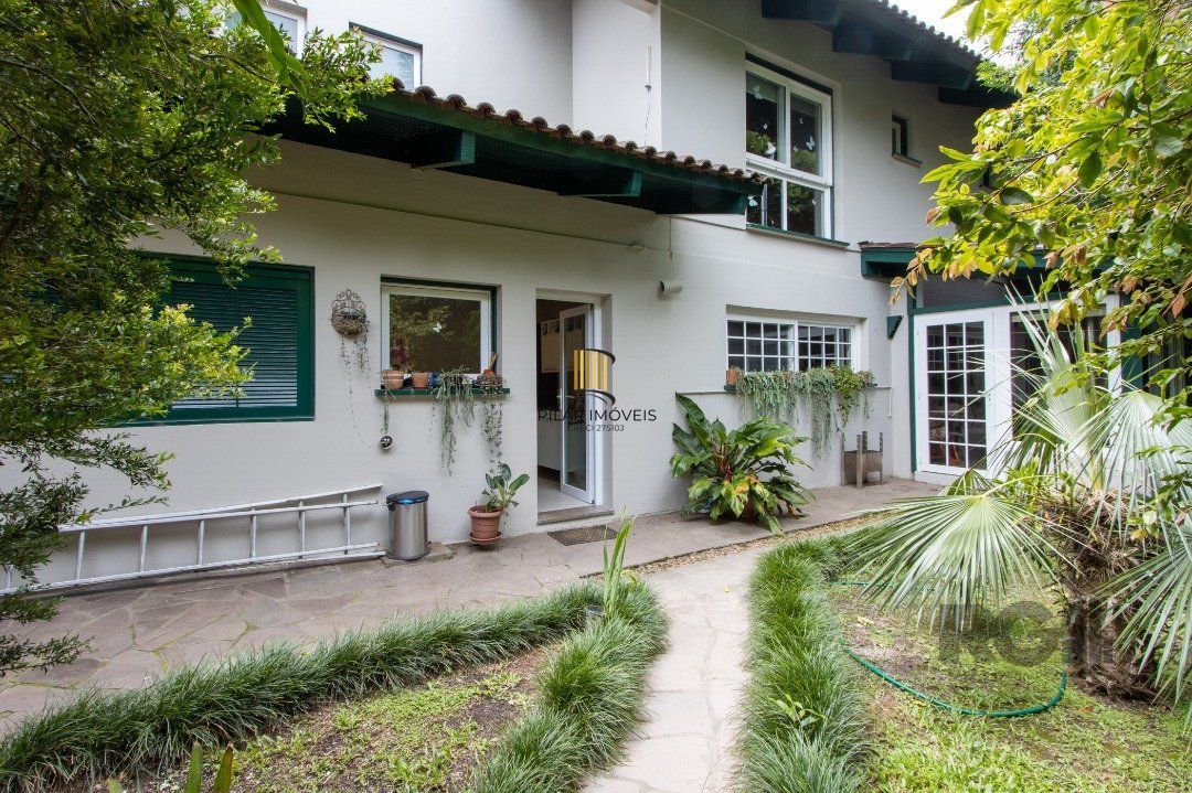 Sobrado com vista para Rio, 3 quartos, 2 suites, pátio, piscina, vaga para 4 carros - Bairro Vila Assunção