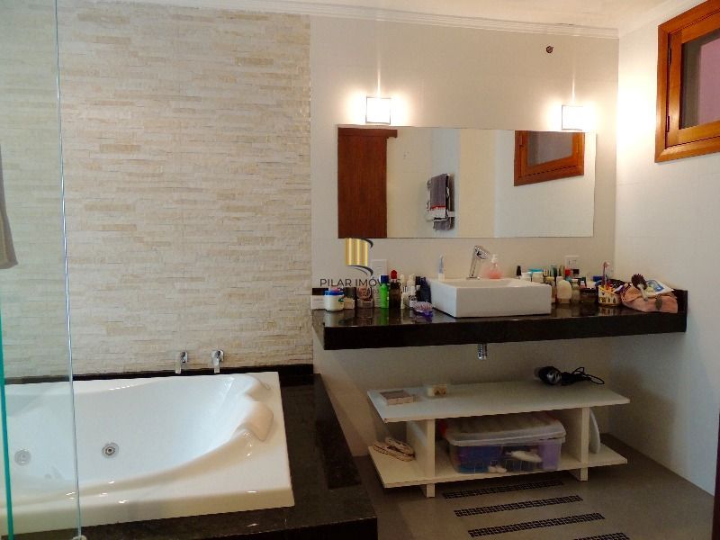 Casa para Venda com 3 dormitórios, sendo 2 suites e 3 vagas no bairro Belém Novo
