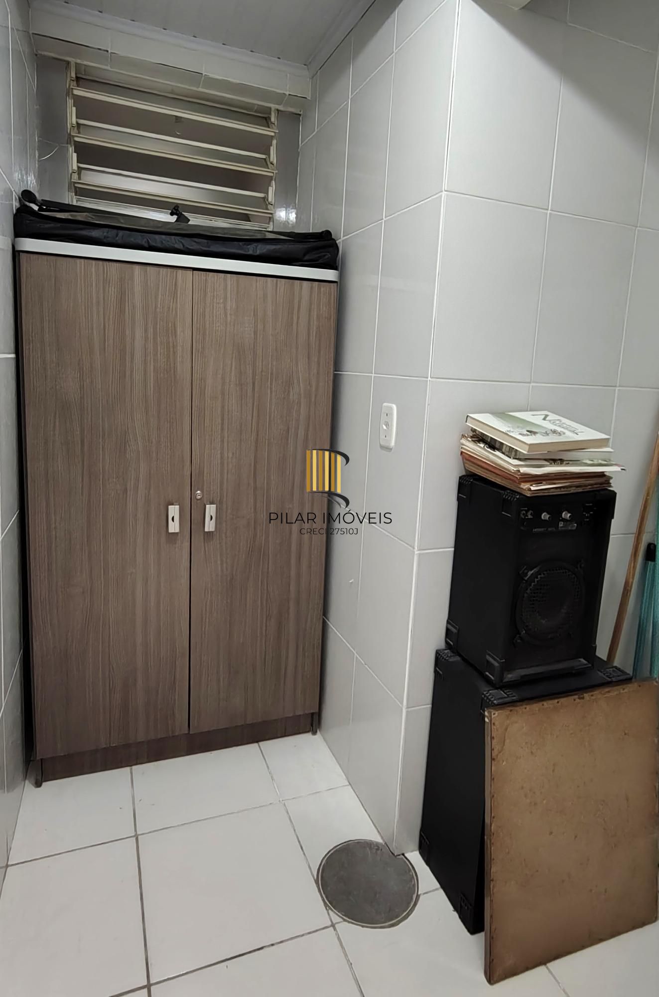 Casa de condomínio, 3 dormitórios, 1 suíte, 1 vaga coberta, no bairro Cristal.