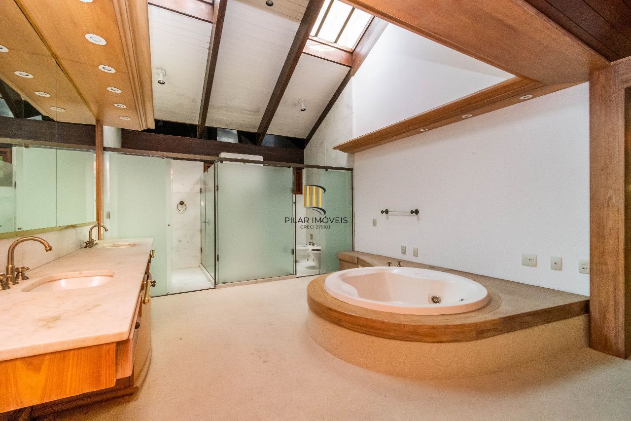 Casa à venda com1981m², 13 dormitórios, 4 suítes, 30 vagas, terreno de 1,2 hectares, no bairro Pedra Redonda em Porto Alegre