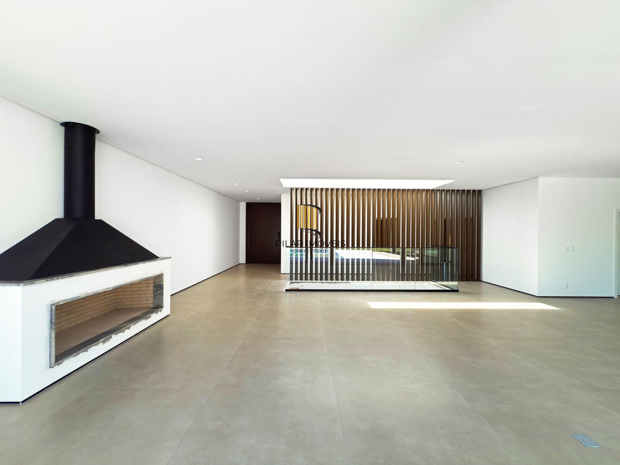 A casa conta com 434m2 de área construída, mas com um aproveitamento total dos 1.012m2 do lote