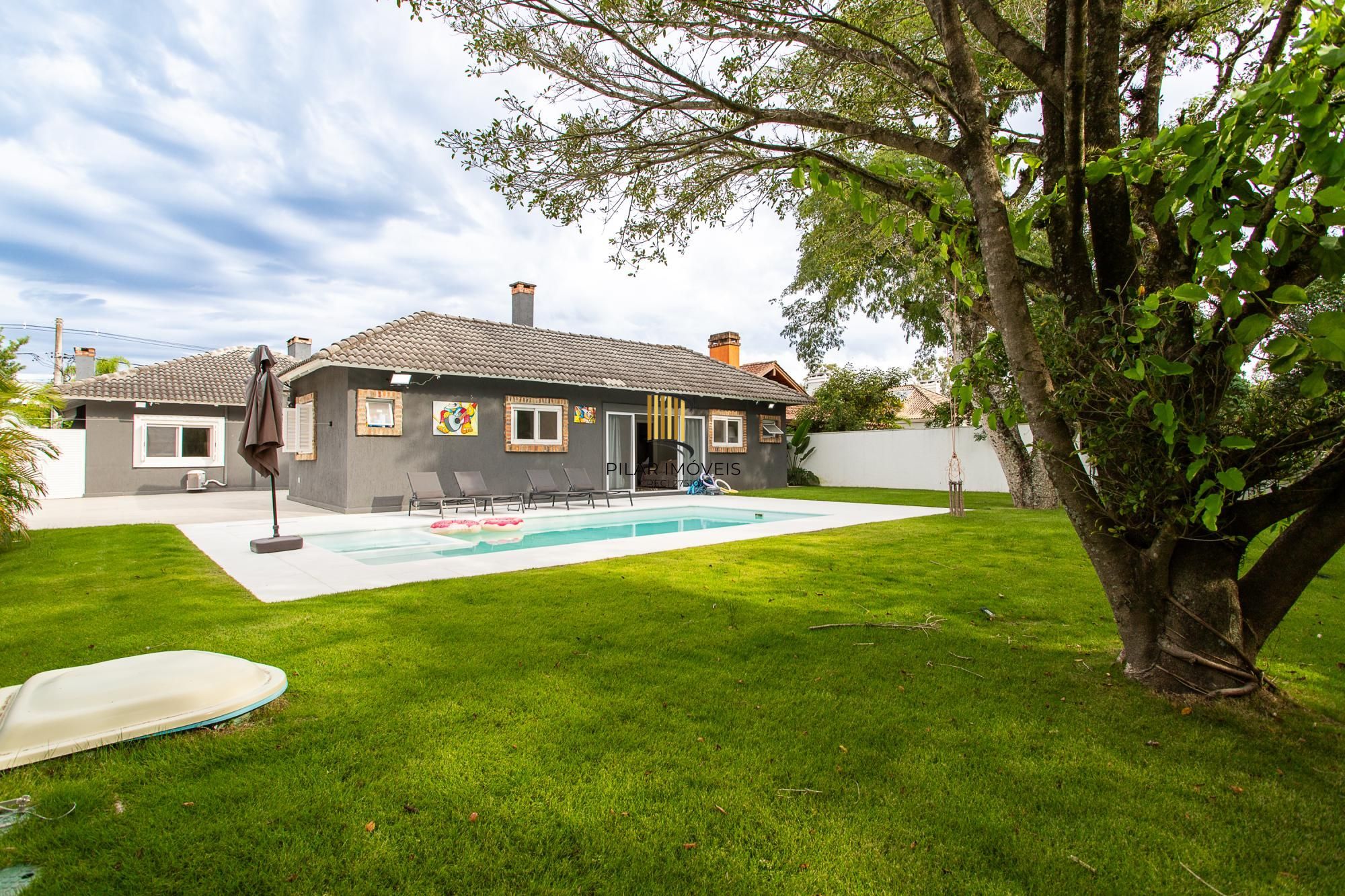 Casa térrea no Condominio Terra Ville, com patio e piscina.