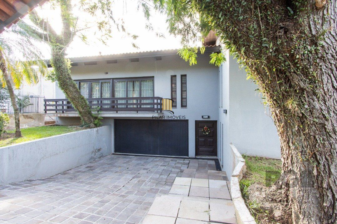 Casa 5 dormitórios no bairro Teresópolis