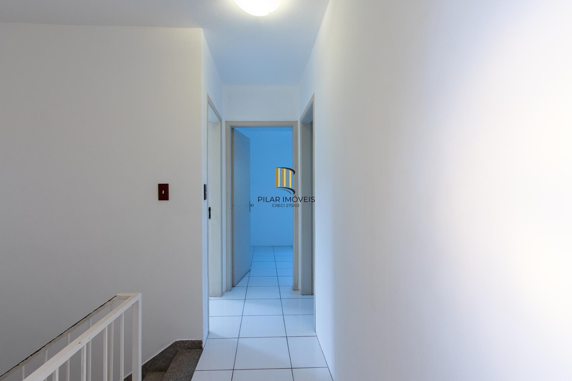 Casa de condomínio, 3 dormitórios, 1 suíte, 1 vaga coberta, no bairro Cristal.