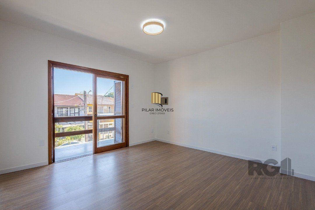 Casa 103m² - 3 dormitórios, 1 suíte, piscina, 2 vagas no bairro Hípica