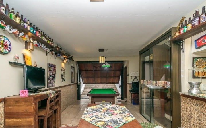 Casa com 3 dormitórios, no bairro Ipanema, zona sul de Porto Alegre, RS.
