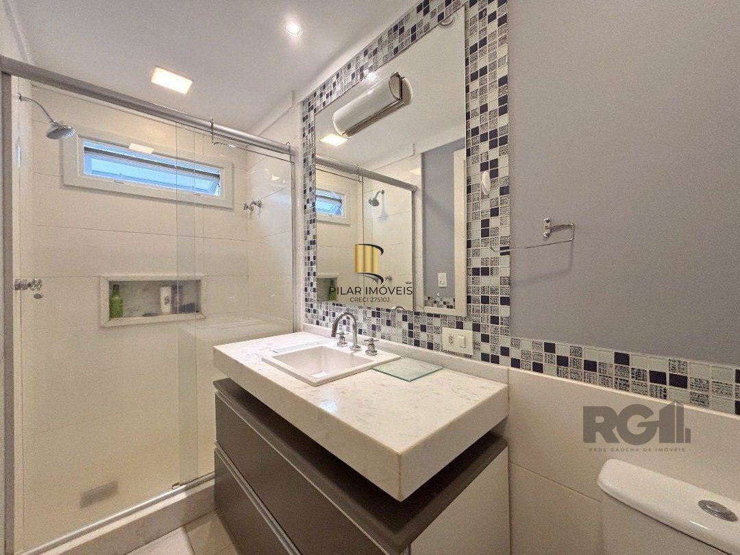 Casa em condomínio com pátio, piscina, 3 suítes e 2 vagas