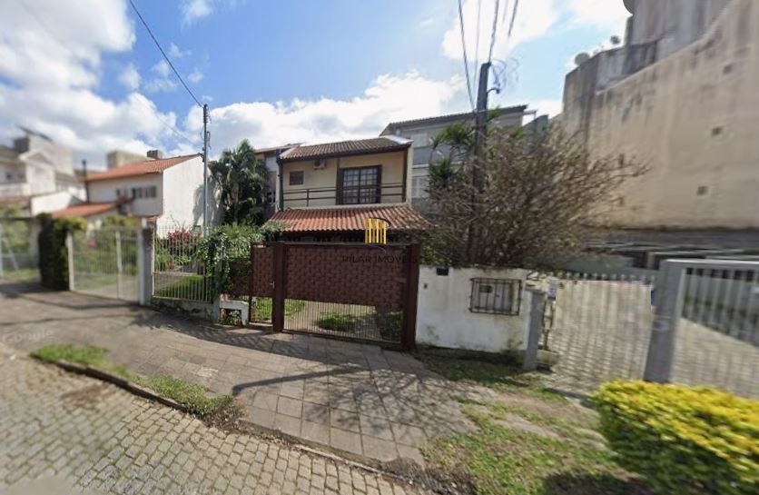 Sobrado com 3 quartos (1 suíte), pátio, 3 vagas de garagem - Bairro Santo Antonio